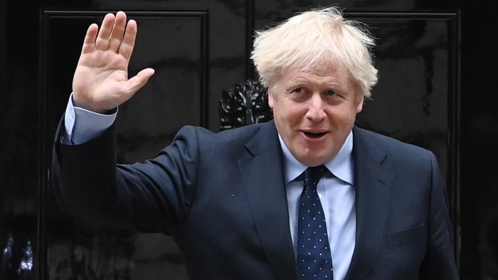Tiltott Covid-bulik: Boris Johnson elnézést kér mindenkitől, de nem mond le