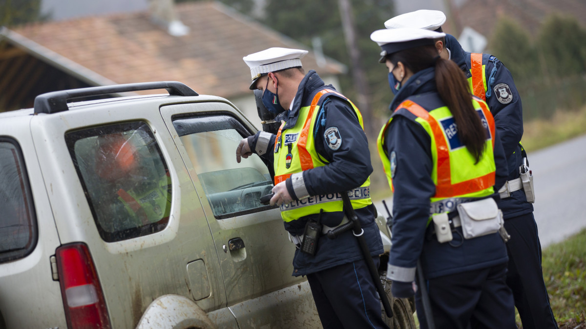 Rendőrök ellenőriznek egy autóst a Zala Megyei Rendőr-főkapitányság közlekedésbiztonsági ellenőrzése során Nagykapornakon 2020. december 12-én.