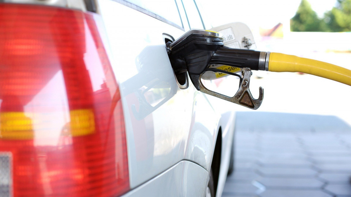 Kiderült, mikortól érvényesek az új benzinársapkás szabályok - itt a rendelet