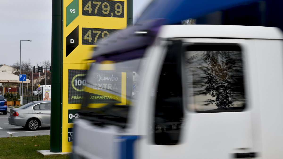 A Mobil Hofherr Albert utcai üzemanyagtöltő-állomása Budapesten 2021. november 15-én. A kormány ettől a naptól 480 forintban maximálta a benzin és a gázolaj literenkénti árát három hónapra, a döntést ezt követően vizsgálják felül. 