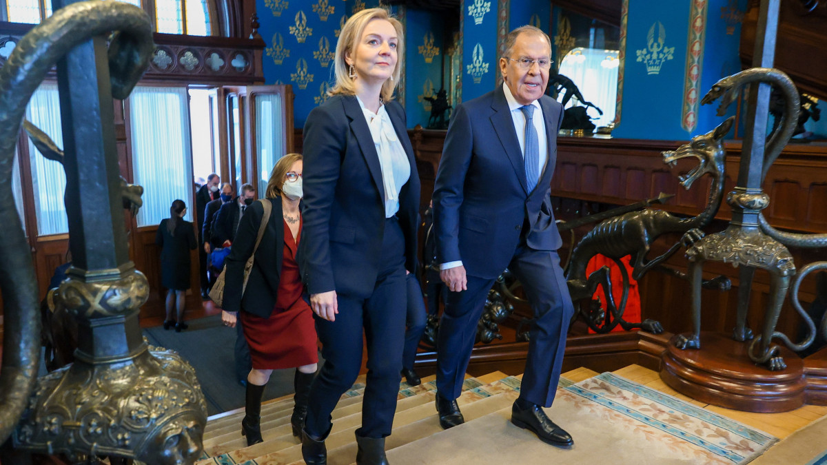 Az orosz külügyminisztérium sajtószolgálata által közreadott képen Elizabeth Truss brit külügyminiszter (b) és orosz hivatali partnere, Szergej Lavrov megbeszélésük előtt Moszkvában 2022. február 10-én.