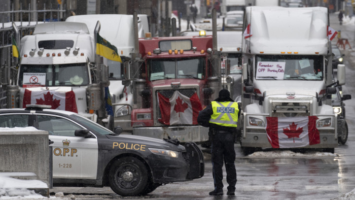 Befagyaszthatják az oltás ellen tüntető kanadai kamionosok bankszámláit