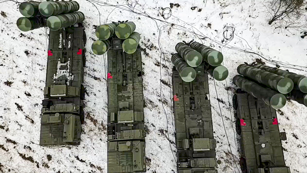 Az orosz védelmi minisztérium sajtószolgálata által közreadott kép az Sz-400-as légvédelmi rakétarendszerrendszerről a fehéroroszországi Breszt régióban fekvő egyik gyakorlótéren 2022. február 10-én.  Az orosz és a fehérorosz fegyveres erők Szövetségesi Eltökéltség-2022 kódnéven kezdtek közös hadgyakorlatot. Az orosz védelmi minisztérium közlése szerint a hadgyakorlat célja a külső agresszió elrettentésének és visszaverésének gyakorlása védelmi művelet keretében, valamint a terrorizmus elleni küzdelem és a Szövetségi Állam érdekeinek védelmében.