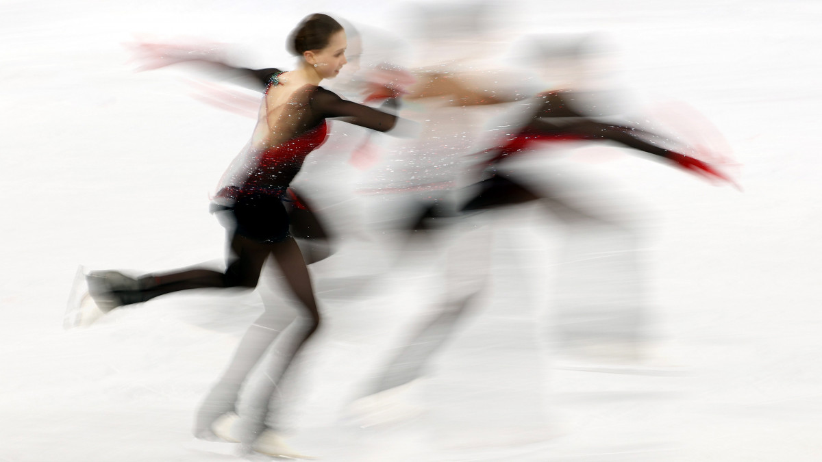 Az orosz Kamila Valijeva bemutatja kűrjét a női műkorcsolyázók egyéni versenyében a 2022-es pekingi téli olimpián, a Fővárosi Fedett Stadionban 2022. február 7-én.