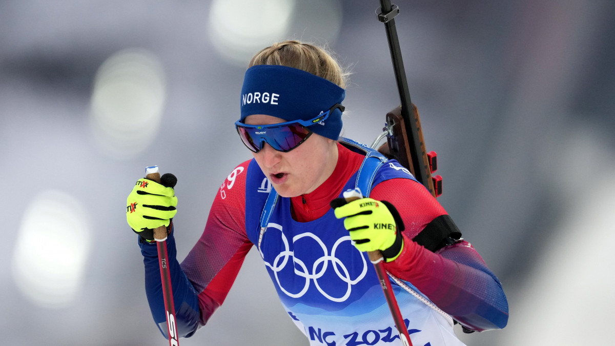 A norvég Marte Olsbu Röiseland a női sílövők 7,5 kilométeres spint versenyében a 2022-es pekingi téli olimpián, a csangcsiakoui zónában lévő Nemzeti Sílövő Központban 2022. február 11-én.