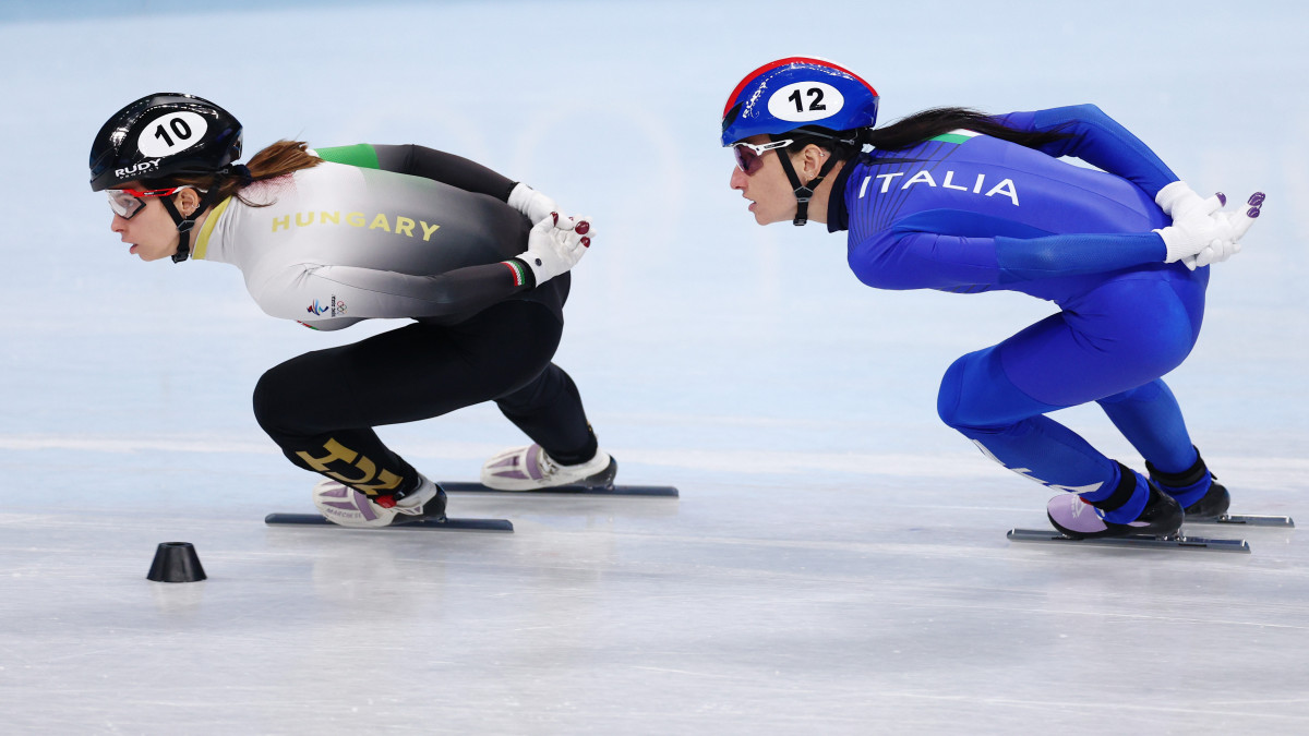 BEIJING, CHINA - FEBRUARY 09: Petra Jaszapati of Team Hungary and Cynthia Mascitto of Team Italy during the Womens 1000m Heats on day five of the Beijing 2022 Winter Olympic Games at Capital Indoor Stadium on February 09, 2022 in Beijing, China. (Photo by Elsa/Getty Images)