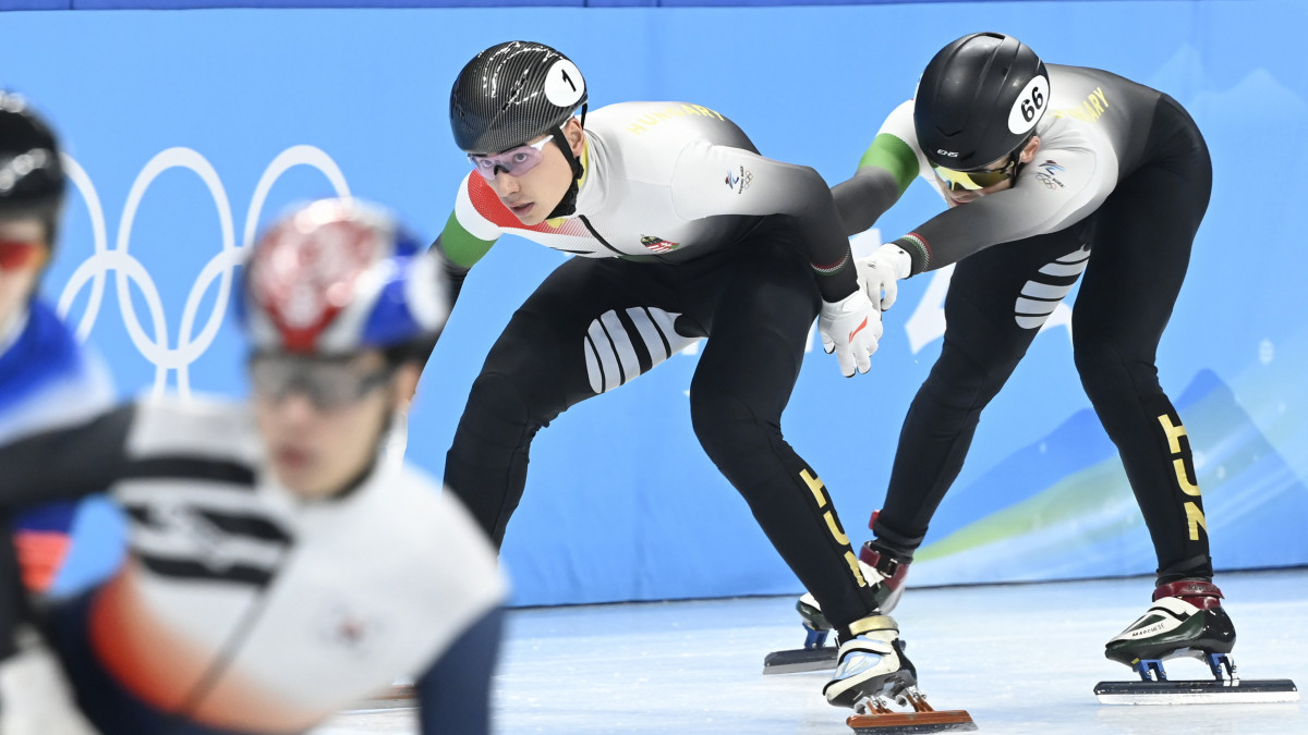 Liu Shaoang váltja Krueger John-Henryt a férfi rövidpályás gyorskorcsolyázók 5000 méteres váltóversenyének elődöntőjében a pekingi téli olimpián a Fővárosi Fedett Stadionban 2022. február 11-én. A magyar váltó a B döntőbe jutott.