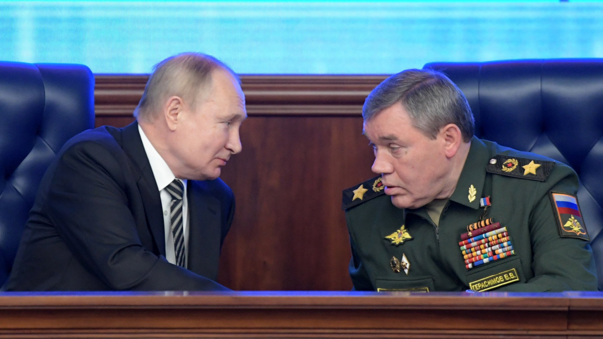 Vlagyimir Putyin orosz elnök és Valerij Geraszimov hadseregtábornok, az orosz fegyveres erők vezérkari főnöke, első védelmi miniszterhelyettes (j) a védelmi minisztérium kibővített vezetőségi ülésén Moszkvában 2021. december 21-én.