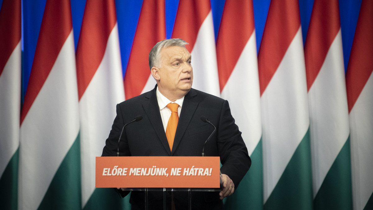 A Miniszterelnöki Sajtóiroda által közreadott képen Orbán Viktor miniszterelnök évértékelő beszédét tartja a Várkert Bazárban 2022. február 12-én.
