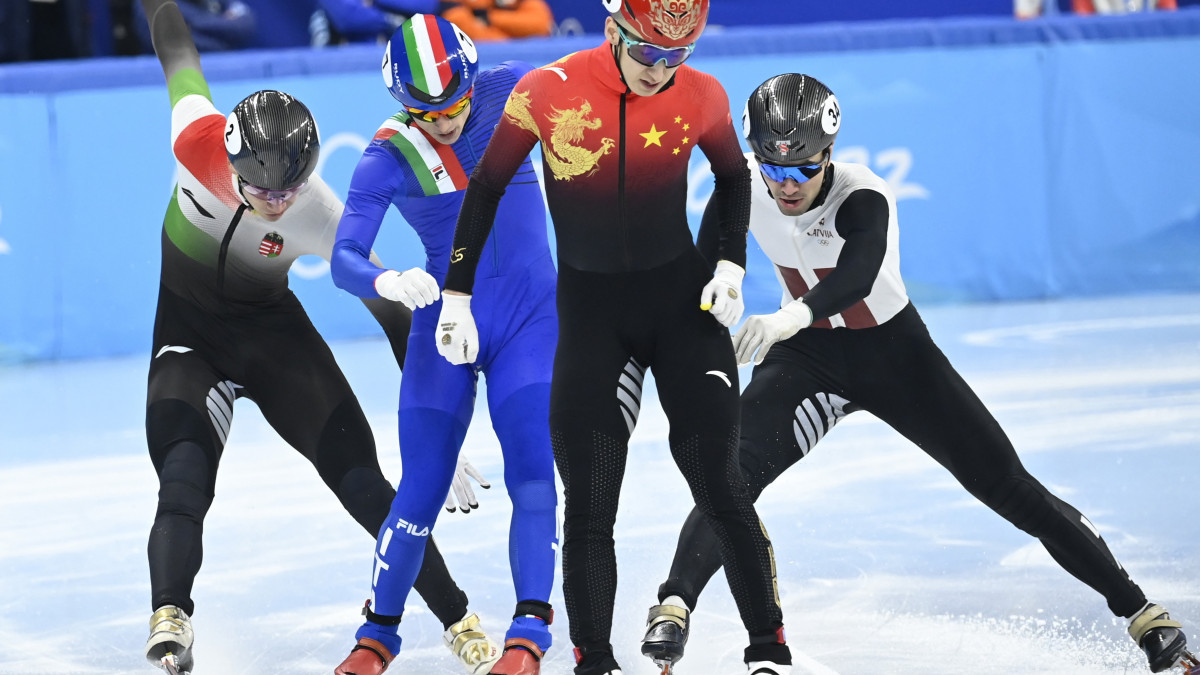 Liu Shaolin Sándor (b) a negyedik helyen ér célba a férfi rövidpályás gyorskorcsolyázók 500 méteres versenyének negyeddöntőjében a pekingi téli olimpián a Fővárosi Fedett Stadionban 2022. február 13-án. A magyar versenyző nem jutott tovább. Mellette az olasz Pietro Siegel (b2), a kínai Vu Ta-csing (j2) és a lett Roberts Kruzbergs.