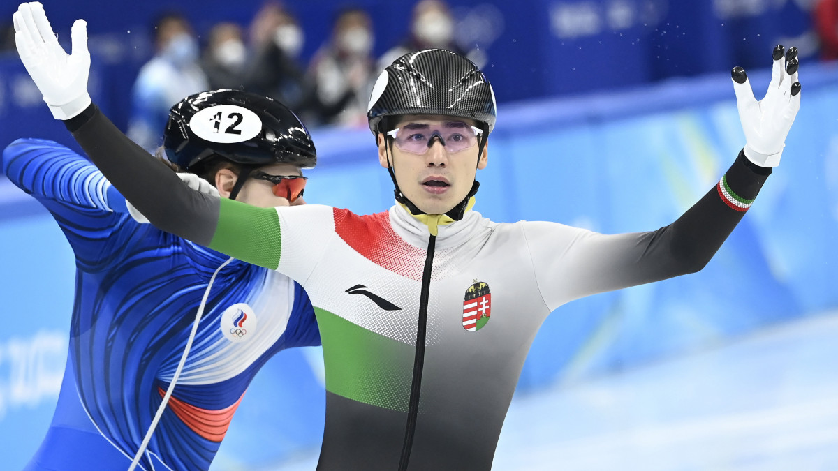Liu Shaoang elsőként ér célba a férfi rövidpályás gyorskorcsolyázók 500 méteres versenyének döntőjében a Fővárosi Fedett Stadionban a pekingi téli olimpián 2022. február 13-án. Mellette a második helyezett orosz Konsztantyin Ivlijev.