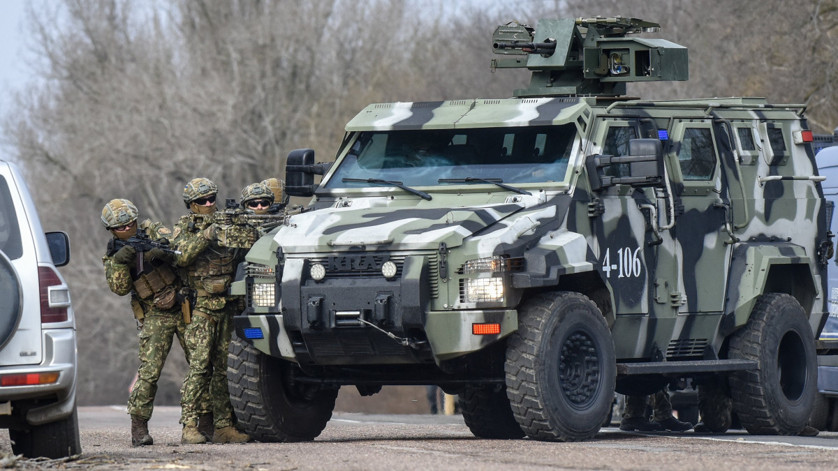 Ukrán rendőrök és nemzeti gárdisták gyakorlatoznak az Oroszország által 2014-ben annektált Krím-félszigethez közeli dél-ukrajnai Herszon megyében lévő Kalancsak falu közelében 2022. február 12-én.