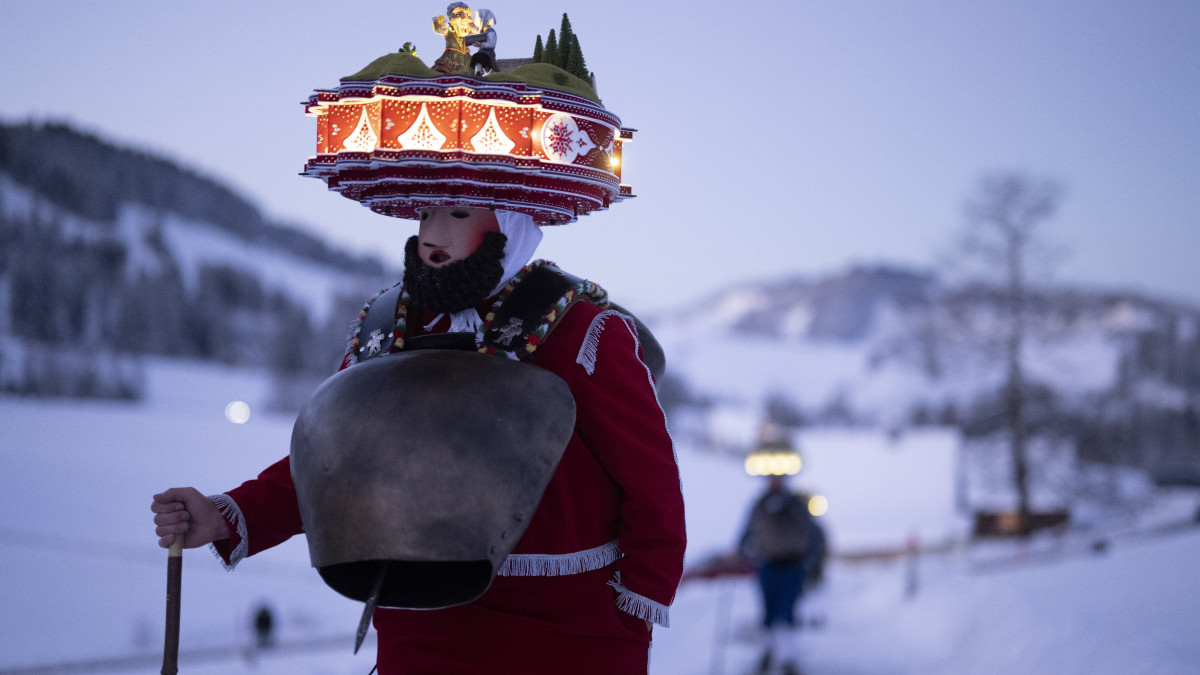 Szilveszteri maskarás Hundwilben 2022. január 13-án, amikor a Julianus-naptár szerinti szilvesztert ünneplik a svájci faluban. Az ősi népszokás szerint a maskarások házról házra járnak, hogy dallal és tánccal boldog új évet kívánjanak a háziaknak, akik forró itallal, esetleg borral vagy némi pénzzel hálálják meg a jókívánságokat.