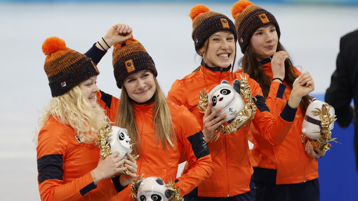 Az aranyérmes holland csapat tagjai a női rövidpályás gyorskorcsolyázók 3000 méteres váltóversenyének éremosztóján a Fővárosi Fedett Stadionban a pekingi téli olimpián 2022. február 13-án.