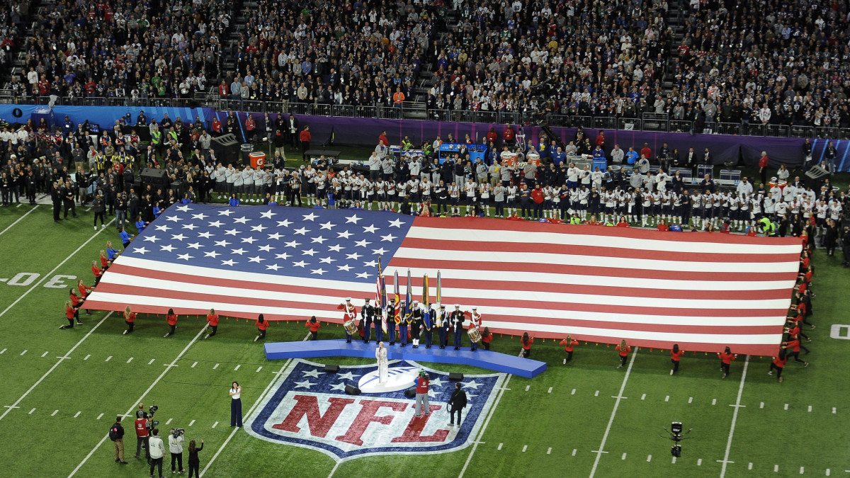 Alecia Moore, művésznevén Pink amerikai énekesnő (elöl, k) a himnuszt énekli az Egyesült Államok profi amerikaifutball-ligájának (NFL) 52. alkalommal megrendezett döntője, az ún. Super Bowl kezdetén a minneapolisi U.S. Bank Stadionban 2018. február 4-én. A döntőben a Philadelphia Eagles 41-33-ra legyőzte a címvédő New England Patriots együttesét.