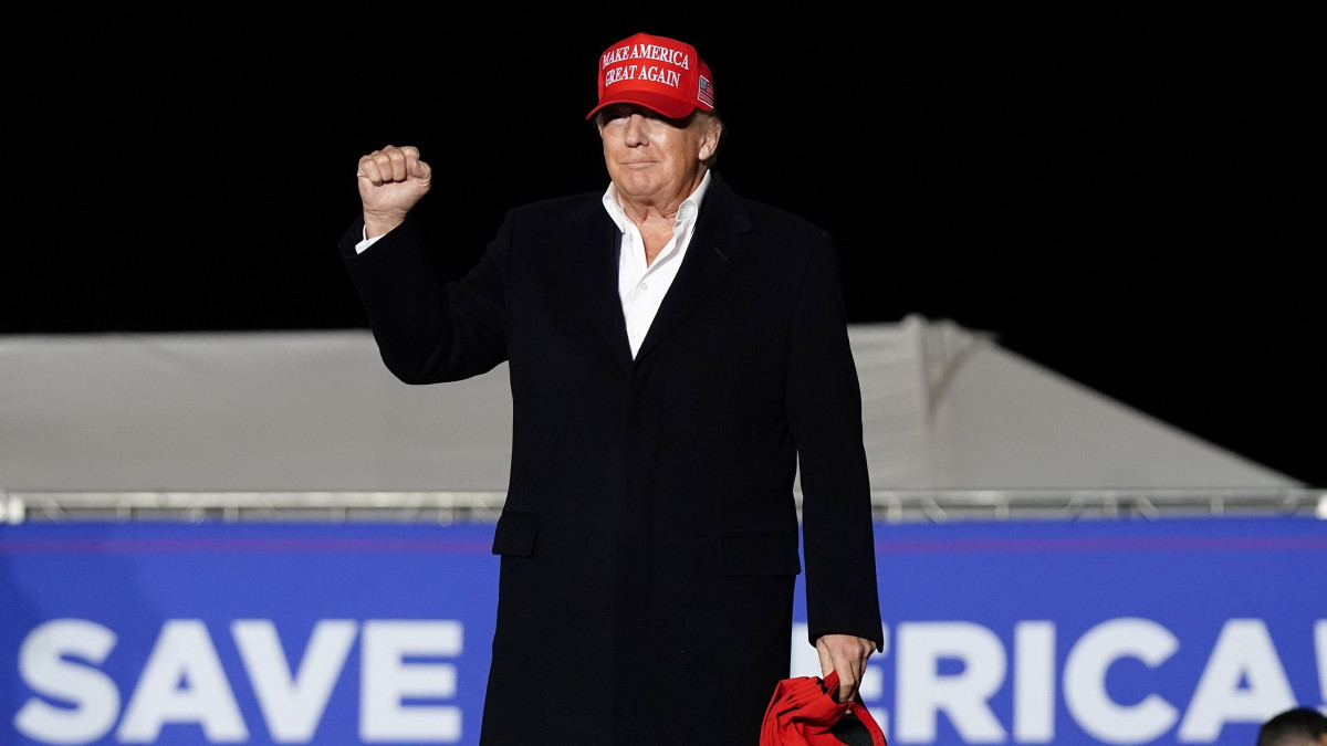 Donald Trump volt amerikai elnök az Arizona állambeli Florence-ben tartott gyűlésen 2022. január 15-én.