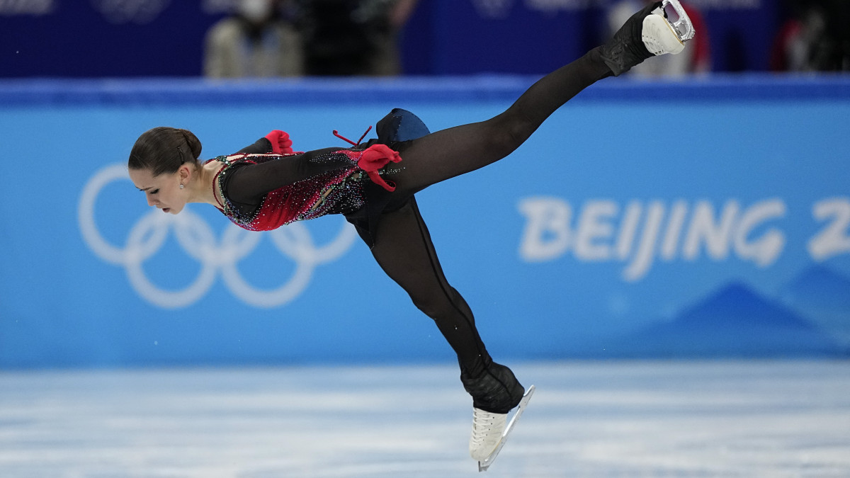 Az orosz Kamila Valijeva bemutatja kűrjét a női műkorcsolyázók csapatversenyében a 2022-es pekingi téli olimpián, a Fővárosi Fedett Stadionban 2022. február 7-én.