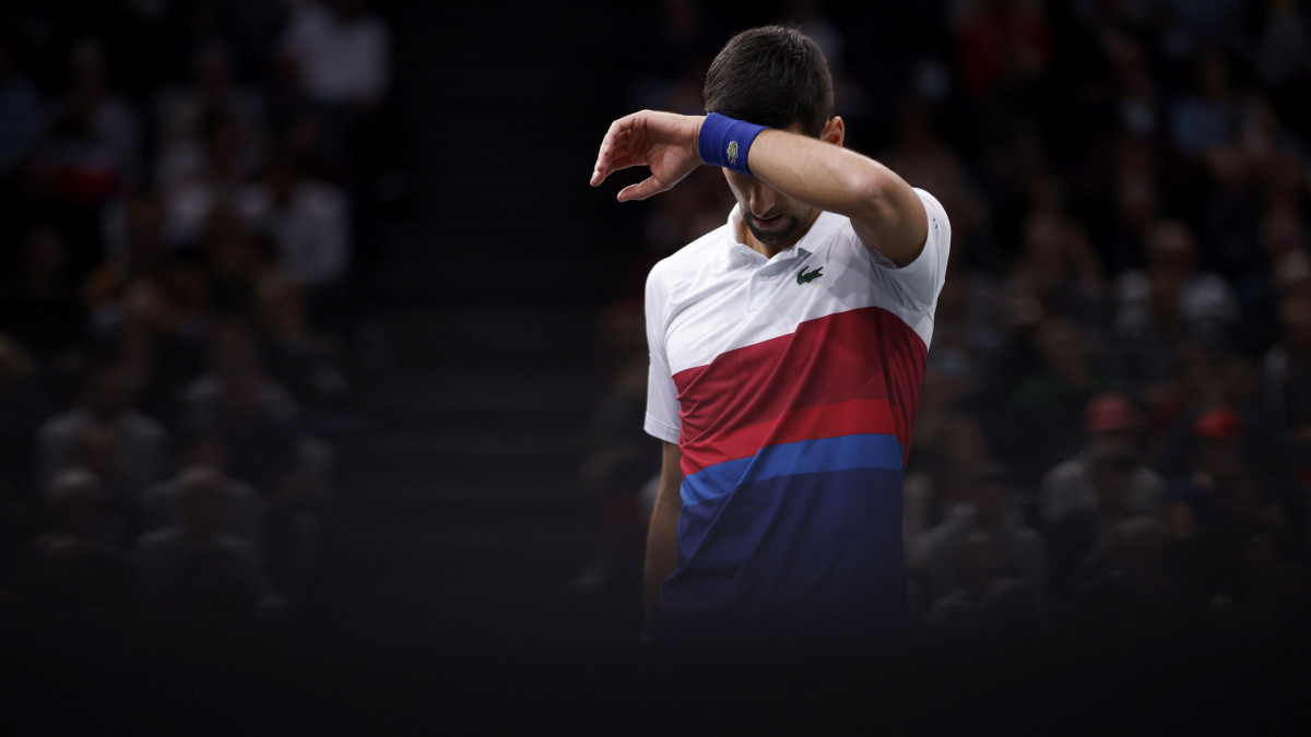 A szerb Novak Djokovic az amerikai Taylor Fritz ellen játszik a párizsi keménypályás férfi tenisztorna negyeddöntőjében 2021. november 5-én.