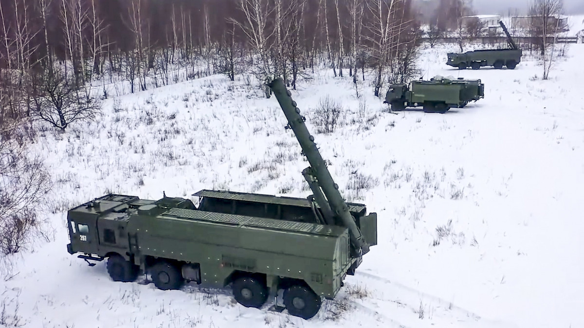 Az orosz védelmi minisztérium sajtószolgálata által közreadott, videófelvételről készült képen az ororsz hadsereg Iszkander rakéták kilövésére alkalmas rakétavetői egy oroszországi hadgyakorlaton 2022. január 25-én.