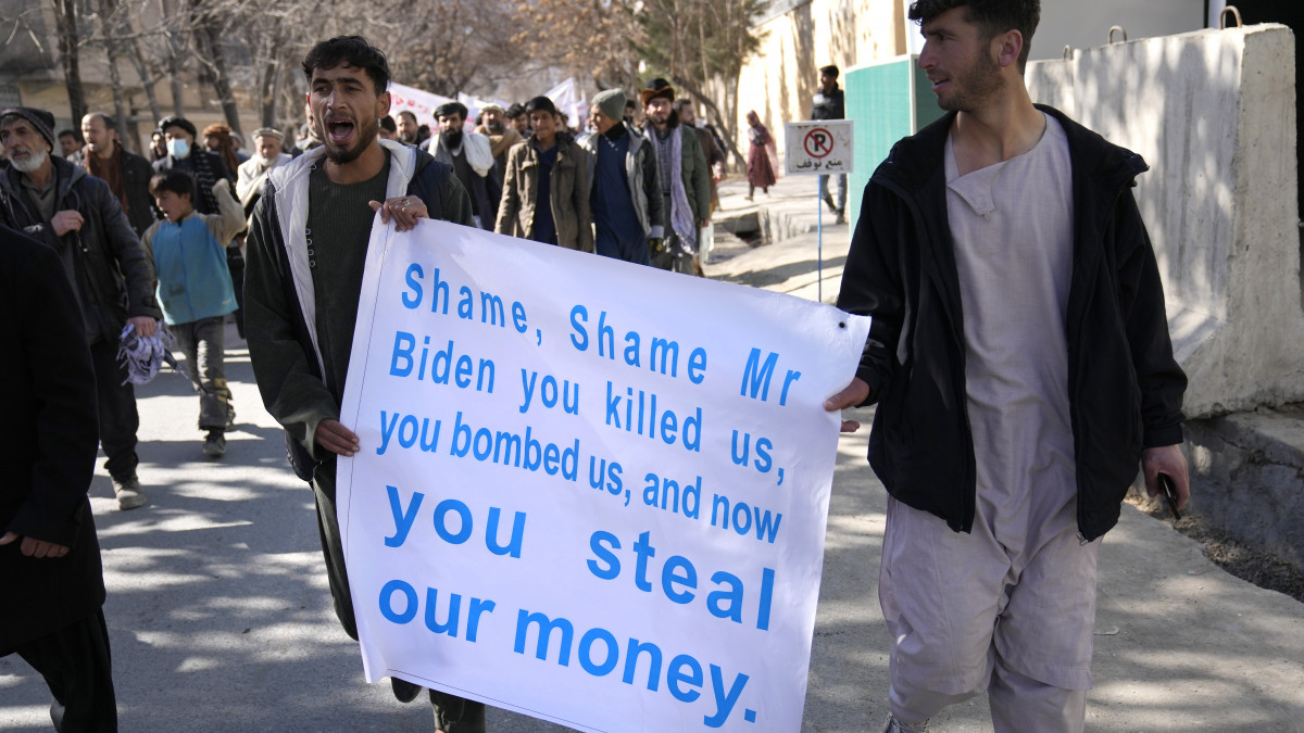 Tüntetők követelik az Egyesült Államok által befagyasztott afgán vagyon felszabadítását Kabulban 2022. február 15-én. A tálibok 2021 augusztusi hatalomátvétele után a nemzetközi közösség felfüggesztette Afganisztán támogatását, és befagyasztotta az ország külföldi - főleg amerikai - bankokban lévő vagyonát. Joe Biden amerikai elnök február 11-én írta alá azt rendeletet, amely az Egyesült Államokban befagyasztott 7 milliárd dolláros afganisztáni vagyonból 3,5 milliárd dollárt afgán segélyezésre szabadít fel. A rendelet értelmében a pénz másik fele a 2001. szeptember 11-ei terrortámadások amerikai áldozatainak családjaihoz kerülne.