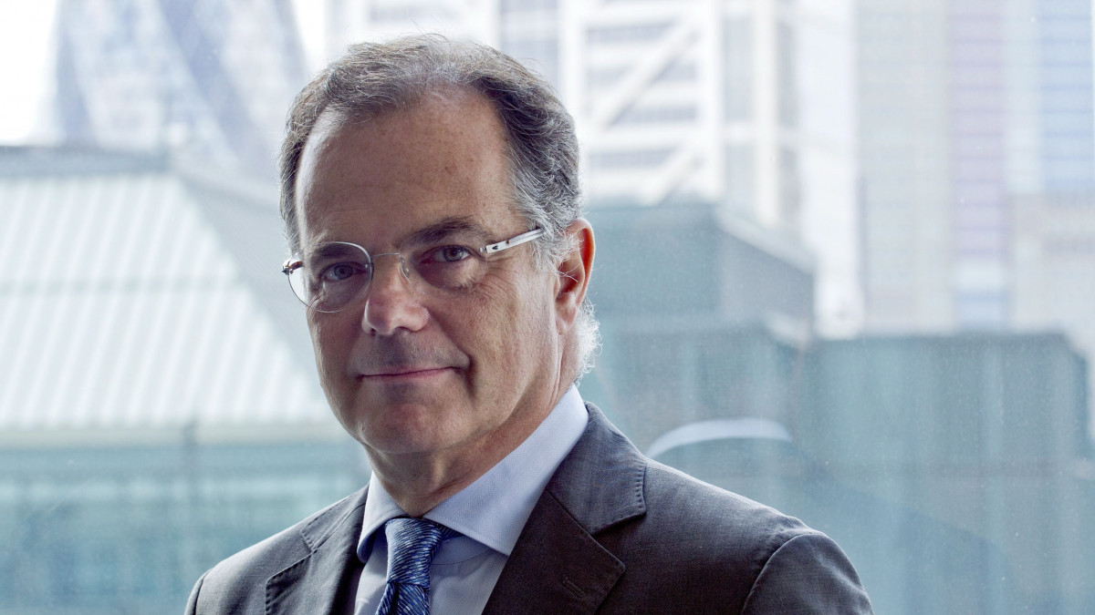London, 2013. július 1.Az EBRD által közzétett felvétel Simor Andrásról, az Európai Újjáépítési és Fejlesztési Bank (EBRD) alelnökéről, a Magyar Nemzeti Bank volt elnökéről első munkanapján, 2013. július 1-jén a bank londoni székházában. (MTI/EBRD/Dermot Doorly)