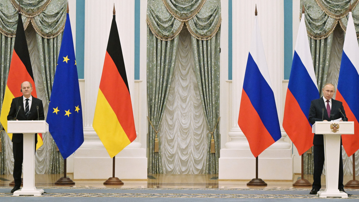 Vlagyimir Putyin orosz elnök (j) és Olaf Scholz német kancellár sajtótájékoztatót tart a moszkvai Kremlben 2022. február 15-én.