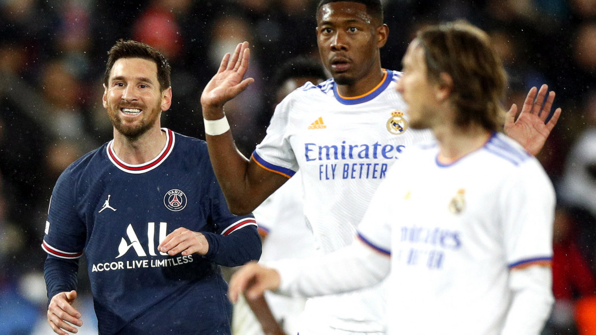 David Alaba (k), a Real Madrid és Lionel Messi (b), a Paris Saint-Germain játékosa a labdarúgó Bajnokok Ligája nyolcaddöntőjében játszott mérkőzésen Párizsban 2022. február 15-én.