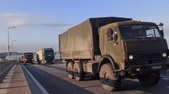 Moszkva visszavonja a haditechnikáját a Krímből – videó