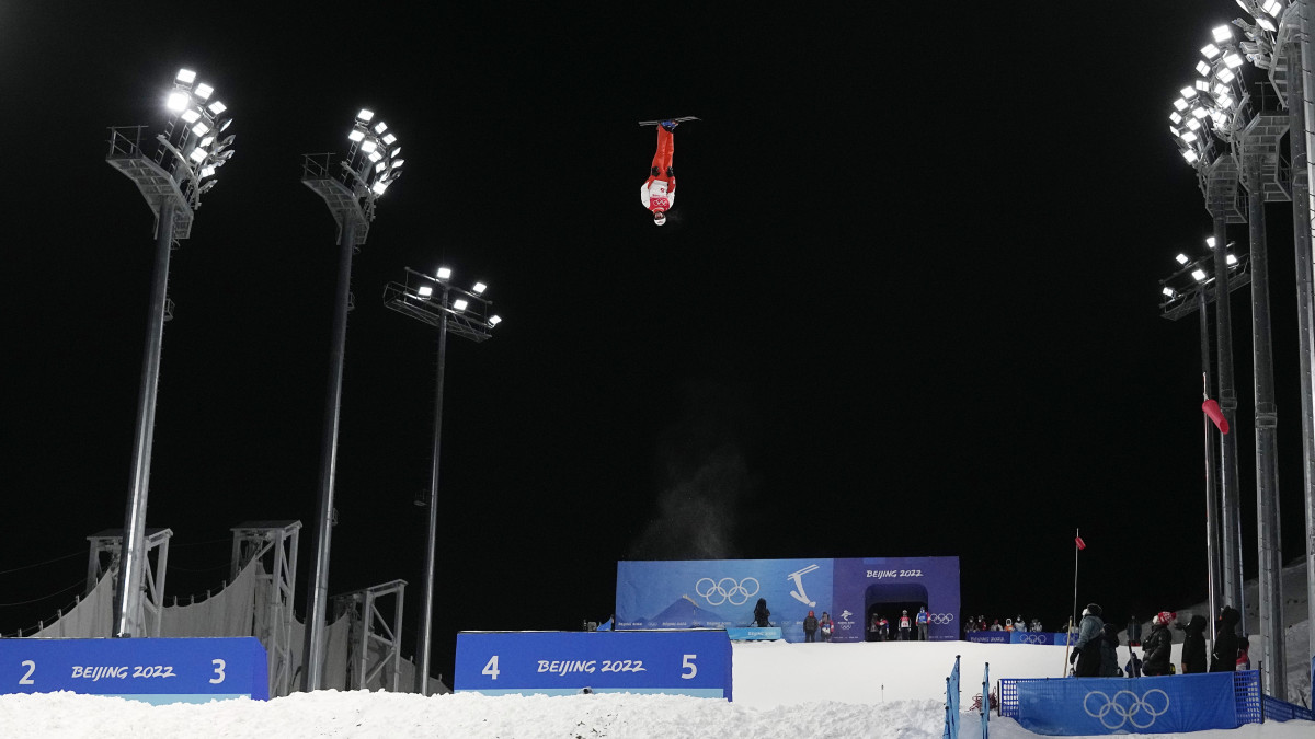 A svájci Pirmin Werner a férfi síakrobaták ugrás számának döntőjében a 2022-es pekingi téli olimpián, a csangcsiakoui zónában lévő Kenting Havas Parkban 2022. február 16-án.