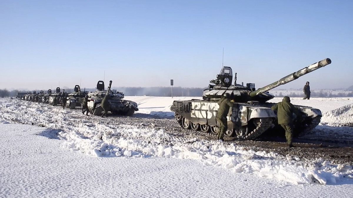 Az orosz védelmi minisztérium sajtószolgálata által közreadott kép gyakorlótérről visszavonuló harcjárművekről a Voronyezsi területen 2022. február 15-én. Igor Konasenkov, az orosz védelmi minisztérium szóvivője bejelentette, hogy megkezdték az állomáshelyükre történő visszatérésre való felkészülést az orosz déli és nyugati katonai körzet azon csapatai, amelyek részt vettek az Oroszország területén zajló hadgyakorlaton.
