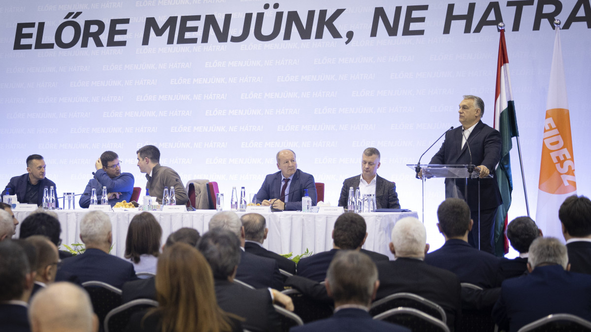 A Miniszterelnöki Sajtóiroda által közreadott képen Orbán Viktor miniszterelnök, a Fidesz elnöke (j) beszédet mond a Fidesz-KDNP közös frakcióülésén Balatonfüreden 2022. február 16-án. Az asztalnál Rogán Antal, a Miniszterelnöki Kabinetirodát vezető miniszter, Gulyás Gergely, a Miniszterelnökséget vezető miniszter, Kocsis Máté, a Fidesz frakcióvezetője, Simicskó István, a KDNP frakcióvezetője és Kubatov Gábor, a Fidesz pártigazgatója (b-j).