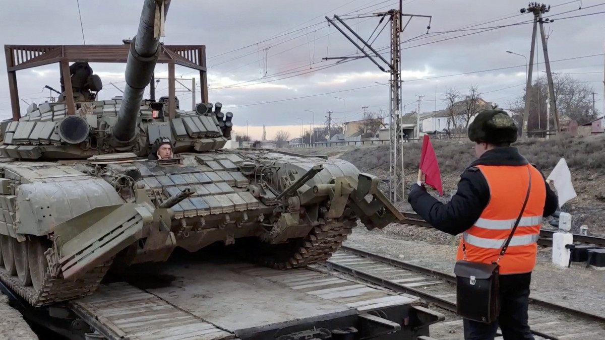 Az orosz védelmi minisztérium sajtószolgálata által közreadott kép vasúti szerelvényekre helyezett harcjárművekről a Krím-félszigeten lévő Bahcsiszarajban 2022. február 15-én. Igor Konasenkov, az orosz védelmi minisztérium szóvivője bejelentette, hogy megkezdték az állomáshelyükre történő visszatérésre felkészülést az orosz déli és nyugati katonai körzet azon csapatai, amelyek részt vettek az Oroszország területén zajló hadgyakorlaton.