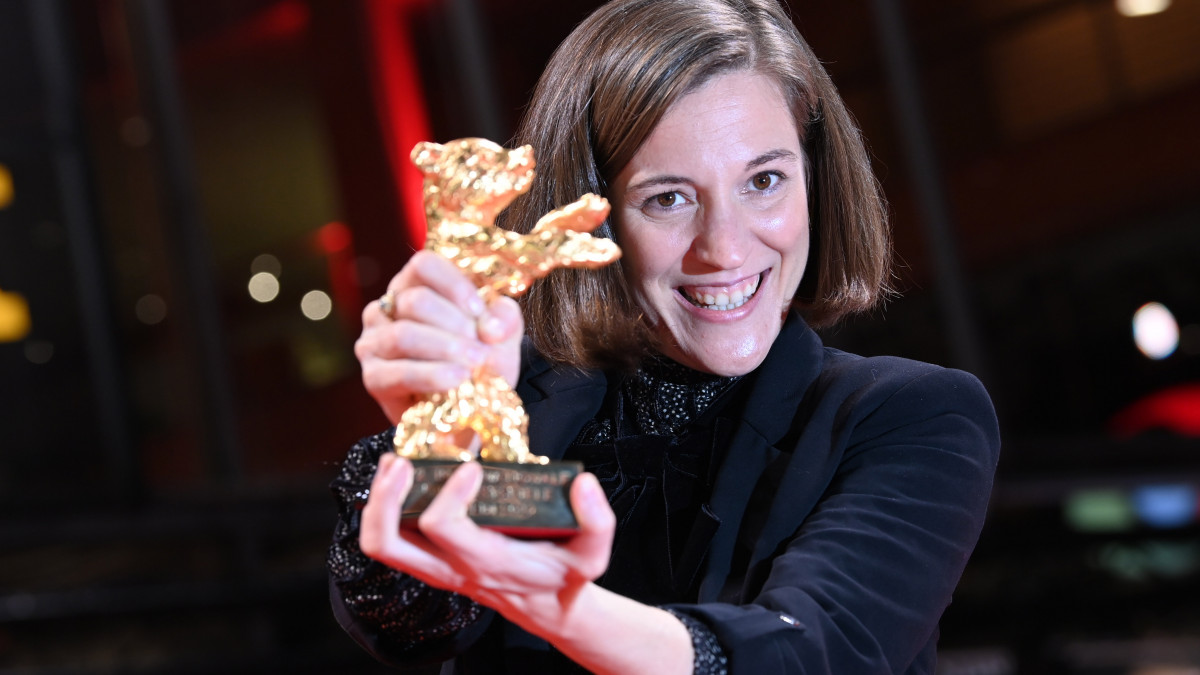 16 February 2022, Berlin: Director and screenwriter Carla Simon with the Golden Bear for Best Film for Alcarras after the Berlinale 2022 awards ceremony on the red carpet at the Berlinale Palast. The 72nd International Film Festival will take place in Berlin from Feb. 10-20, 2022. Photo: Jens Kalaene/dpa-Zentralbild/dpa (Photo by Jens Kalaene/picture alliance via Getty Images)