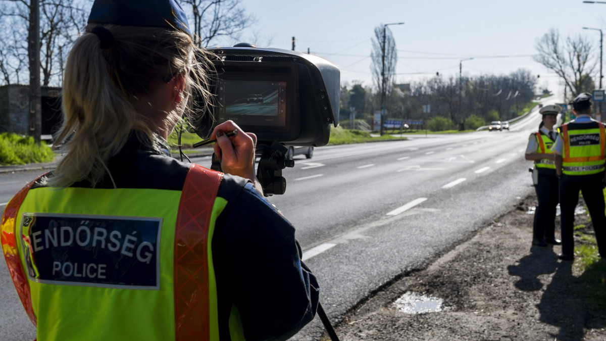 Rendőrök a VÉDA automata közlekedés-ellenőrzési rendszer egyik sebességmérőjével a 6-os főúton, Pécs határában 2015. április 16-án. Reggel hat órakor 24 órás sebességellenőrzési akció indult Európa 22 országában.