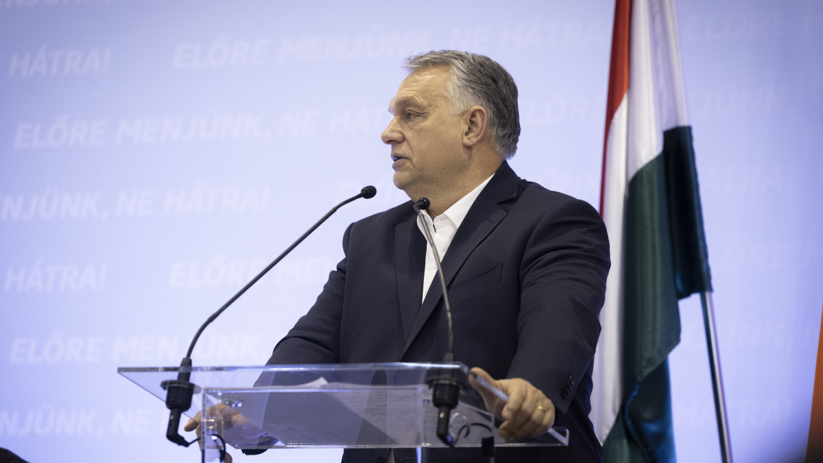A Miniszterelnöki Sajtóiroda által közreadott képen Orbán Viktor miniszterelnök, a Fidesz elnöke beszédet mond a Fidesz-KDNP közös frakcióülésén Balatonfüreden 2022. február 16-án.