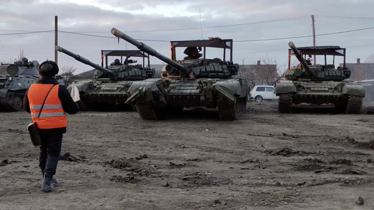 Az orosz védelmi minisztérium sajtószolgálata által közreadott kép harcjárművekről a Krím-félszigeten lévő Bahcsiszarajban 2022. február 15-én. Igor Konasenkov, az orosz védelmi minisztérium szóvivője bejelentette, hogy megkezdték az állomáshelyükre történő visszatérésre felkészülést az orosz déli és nyugati katonai körzet azon csapatai, amelyek részt vettek az Oroszország területén zajló hadgyakorlaton.