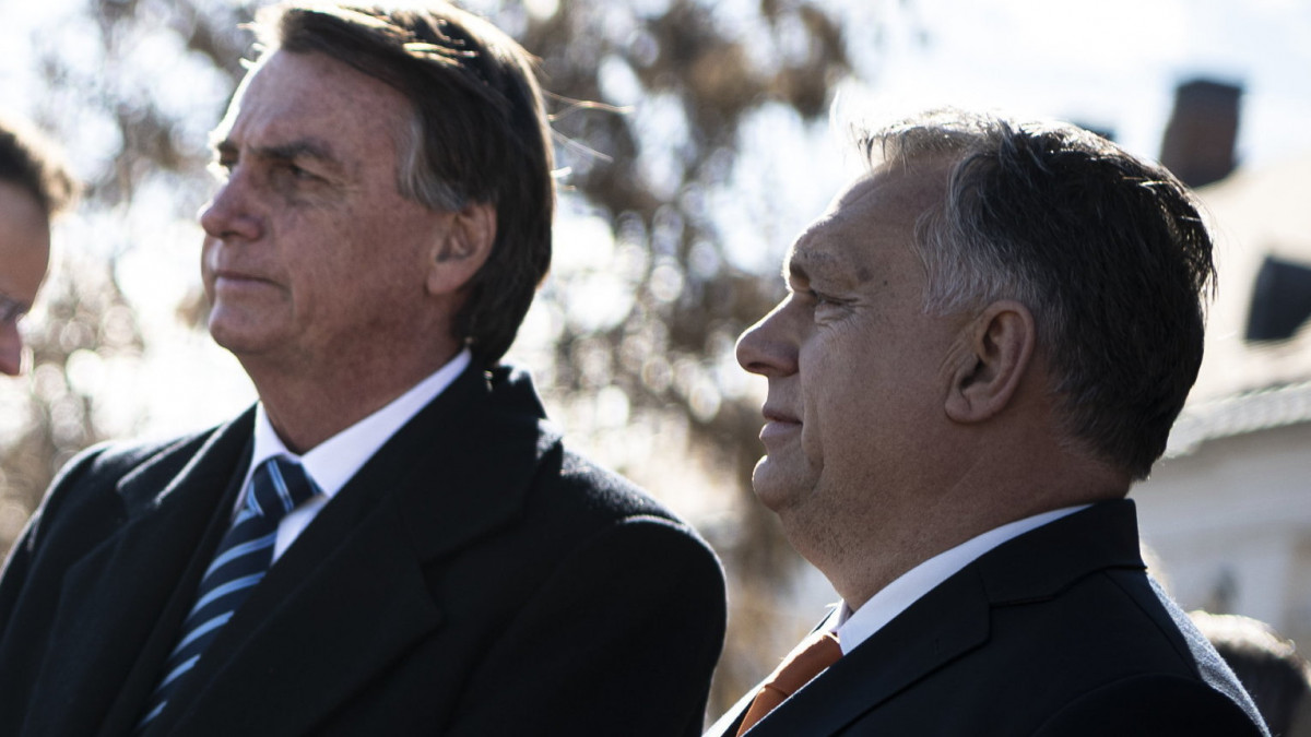A Miniszterelnöki Sajtóiroda által közreadott képen Orbán Viktor kormányfő (j) fogadja Jair Bolsonaro brazil államfőt (j2) a Karmelita kolostor teraszán 2022. február 17-én.
