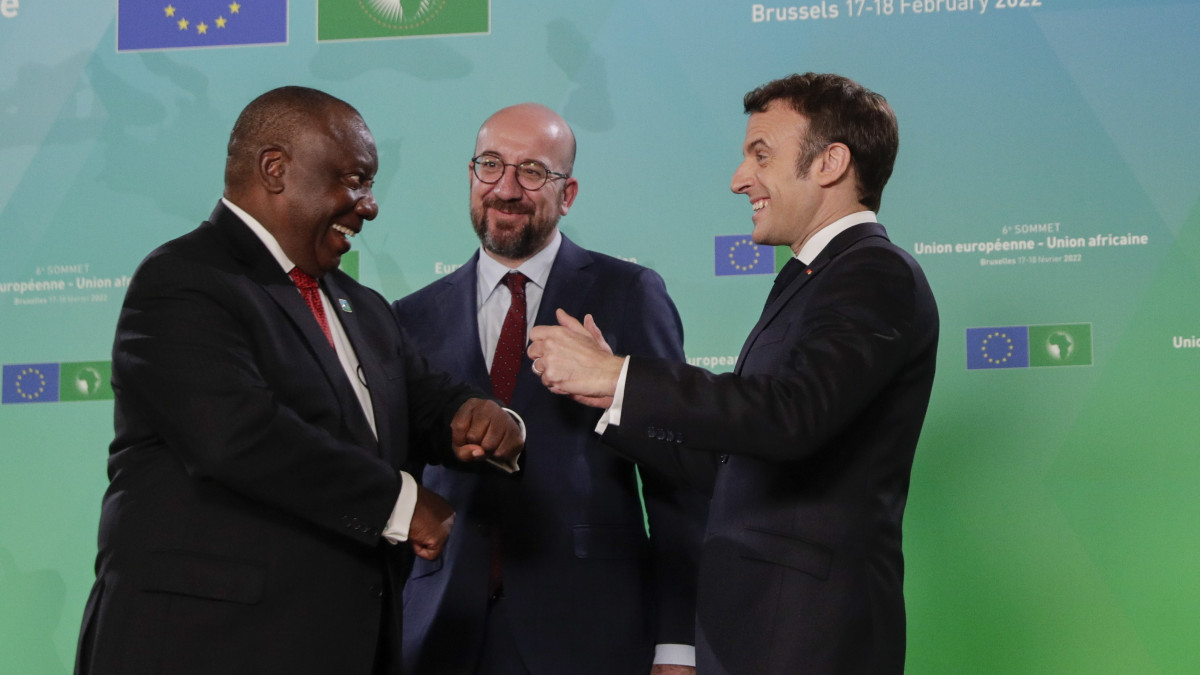 Emmanuel Macron francia elnök (j) és Charles Michel, az Európai Tanács elnöke (k) fogadja Matamela Cyril Ramaphosa dél-afrikai elnököt az Európai Unió tagországainak, valamint az Afrikai Unió tagállamainak csúcstalálkozóján Brüsszelben 2022. február 17-én.
