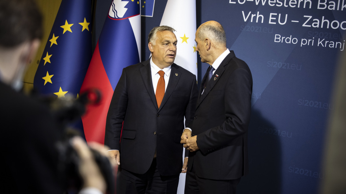 A Miniszterelnöki Sajtóiroda által közreadott fotón Orbán Viktor miniszterelnök (b) és Janez Jansa szlovén kormányfő az EU-Nyugat-Balkán-csúcstalálkozón a Ljubljanához közeli Brdóban 2021. október 6-án.