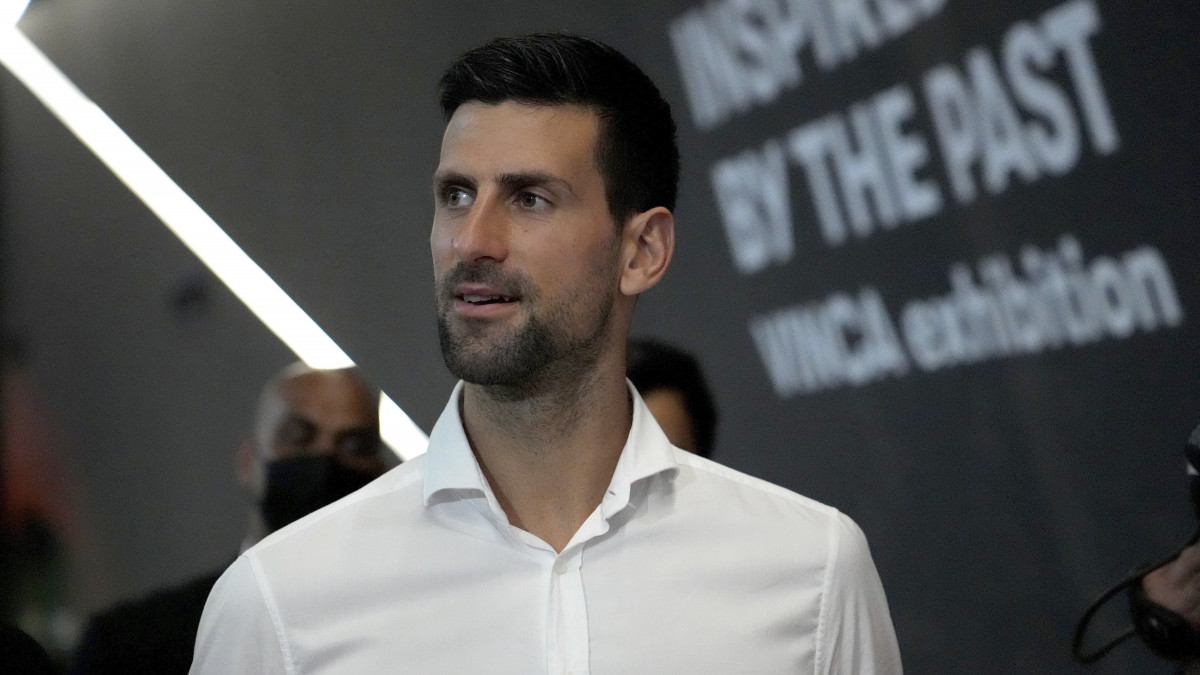 Novak Djokovic szerb teniszező látogatást tesz a szerb pavilonban, a koronavírus-járvány miatt egy évvel elhalasztott dubaji világkiállításon 2022. február 17-én. A 2022. március 31-ig látogatható expo az első világkiállítás, amelyet a Közel-Keleten rendeznek meg.