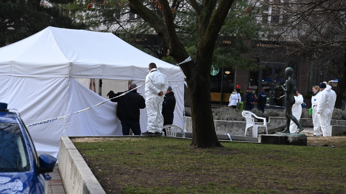 Bűnügyi helyszínelők az V. kerületi Deák téren egy aláírásgyűjtő sátornál 2022. február 16-án, ahol meghalt két fiatal biztonsági őr. A két ember halálát szén-monoxid-mérgezés okozhatta; holttestüket február 16-án reggel találták meg a sátorban.