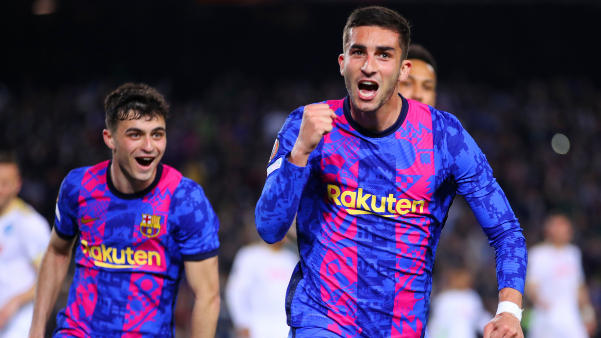 BARCELONA, SPAIN - FEBRUARY 17: Ferran Torres of FC Barcelona (R) celebrates with teammate Pedri after scoring their teams first goal from the penalty spot during the UEFA Europa League Knockout Round Play-Off Leg One match between FC Barcelona and SSC Napoli at Camp Nou on February 17, 2022 in Barcelona, Spain. (Photo by Eric Alonso/Getty Images)
