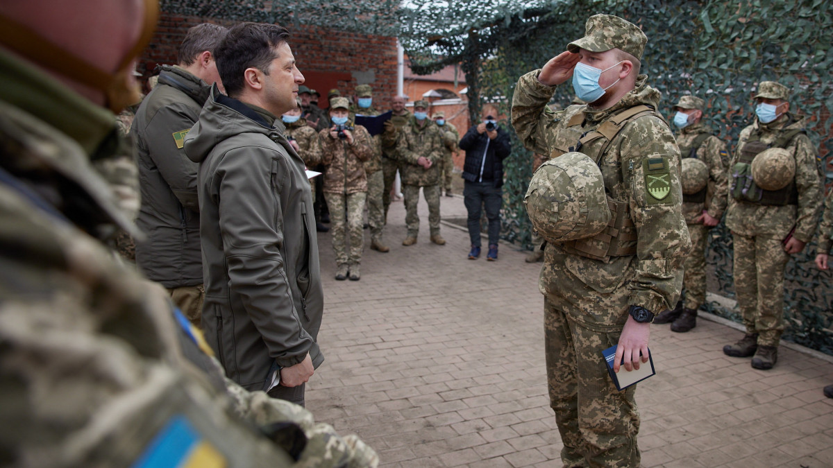 Az ukrán elnöki sajtószolgálat által közreadott képen Volodimir Zelenszkij ukrán államfő (b) látogatást tesz a Donyeck térségben 2021. április 8-án. Kijev szerint az orosz hadsereg nagyjából harminc zászlóaljat csoportosított a határ orosz oldalára, az ukrajnai Donyec-medence megszállt területeire és az Ukrajnától a nemzetközi jog szabályainak megsértésével elcsatolt Krím félszigetre.