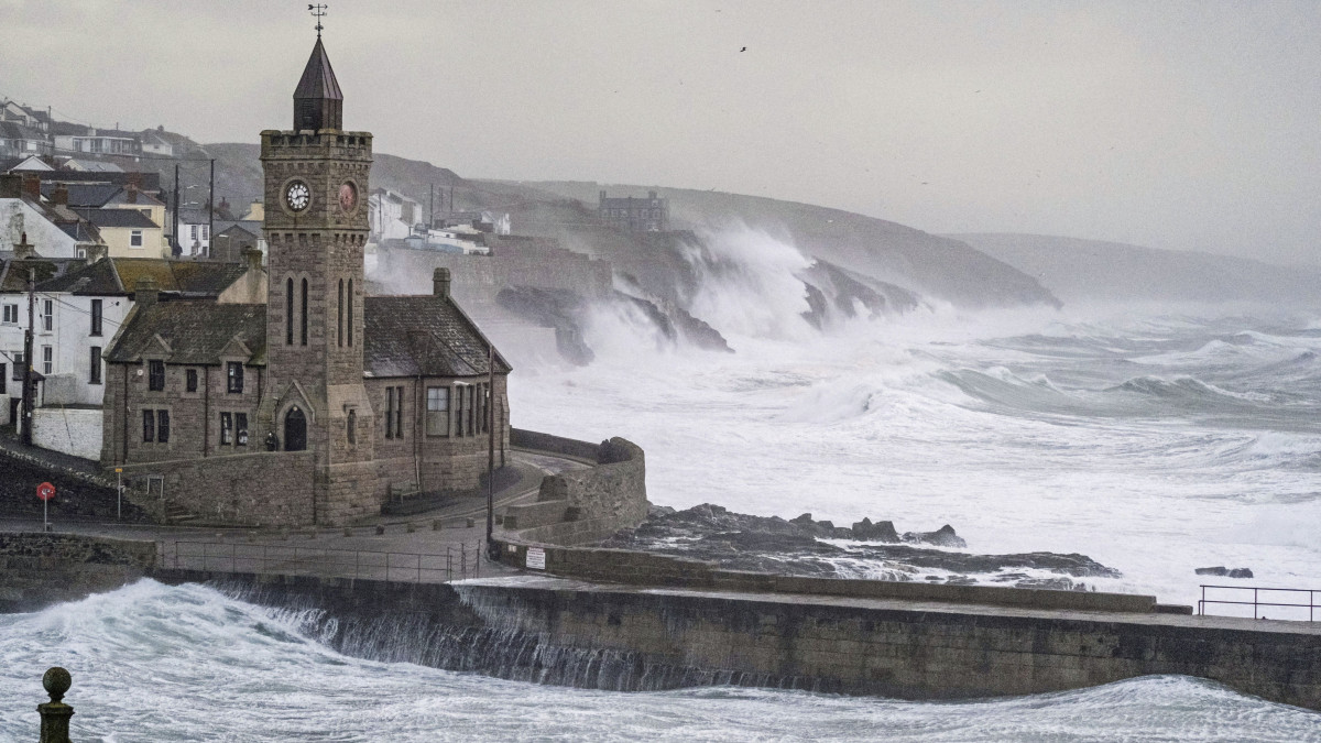 Hatalmas hullámokat korbácsol az Eunice nevű vihar az Anglia dél-nyugati partján fekvő Porthlevenben 2022. február 18-án. A legmagasabb szintű vörös riasztást rendelték el Londonra, Délkelet- és Kelet-Anglia térségeire, a közvetlenül a vihar útjába eső délnyugat-angliai Devon, Cornwall és Somerset megyékre, valamint a dél-walesi partvidékre.