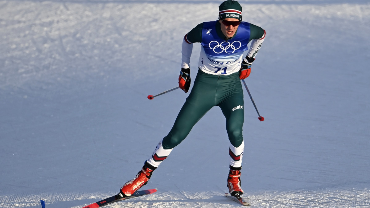 Kónya Ádám a férfi sífutók szabadstílusú sprintversenyének selejtezőjében a pekingi téli olimpián a csangcsiakoui zónában lévő Nemzeti Sífutó Központban 2022. február 8-án. A magyar sífutó a 72. helyen végzett.