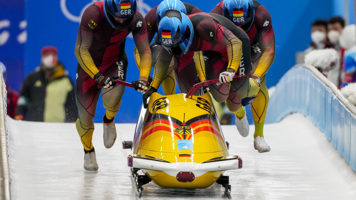 A német Francesco Friedrich, Thorsten Margis, Candy Bauer és Alexander Schüller a pekingi téli olimpia négyes bobversenyének második futamában a jencsingi Hsziaohajte Bob- és Szánkópályán 2022. február 19-én. A háromszoros olimpiai bajnok német négyes az élen áll.