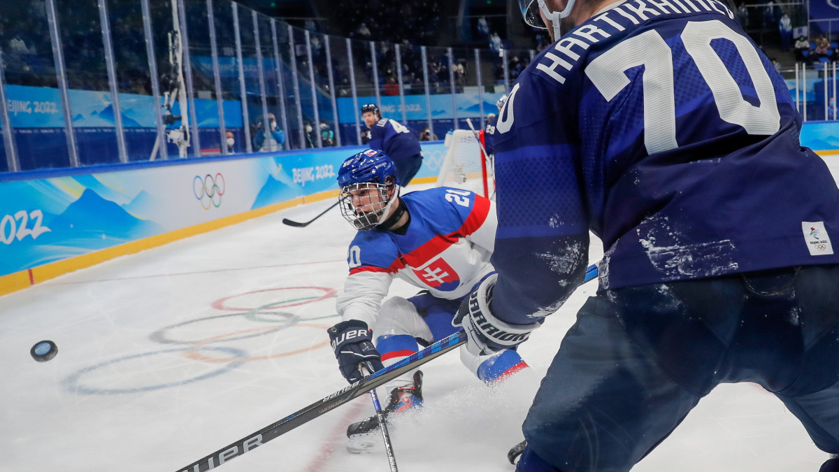 A szlovák Juraj Slafkovsky (b) és a finn Teemu Harikainen a 2022-es téli olimpia férfi jégkorongtorna elődöntőjében játszott Finnország  Szlovákia mérkőzésén a pekingi Fedett Stadionban 2022. február 18-án.
