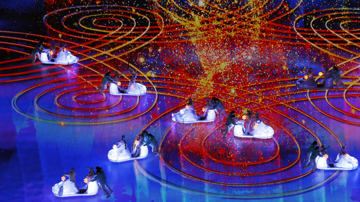 Táncosok a 2022-es pekingi téli olimpia záróünnepségén a pekingi Nemzeti Stadionban 2022. február 20-án.