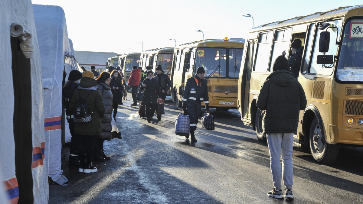 A Donyecki Népköztársaságból kimenekített emberek érkeznek egy menekülttáborba a rosztovi régióban 2022. február 19-én. Gyenyisz Pusilin, a függetlenségét önhatalmúlag kikiáltó, délkelet-ukrajnai Donyecki Népköztársaság vezetője teljes mozgósítást rendelt el. A szakadárok bejelentették, hogy már több mint hatezer embert, köztük 2400 gyereket evakuáltak Ukrajna keleti részéből Oroszországba. A két délkelet-ukrajnai szakadár terület - a Luhanszki Népköztársaság és a Donyecki Népköztársaság - vezetője az ukrán hadsereg támadási terveire hivatkozva pénteken rendelte el az ott élő nők, gyerekek és idősek tömeges Oroszországba menekítését, jóllehet Kijev tagadta, hogy támadásra készülne ellenük.