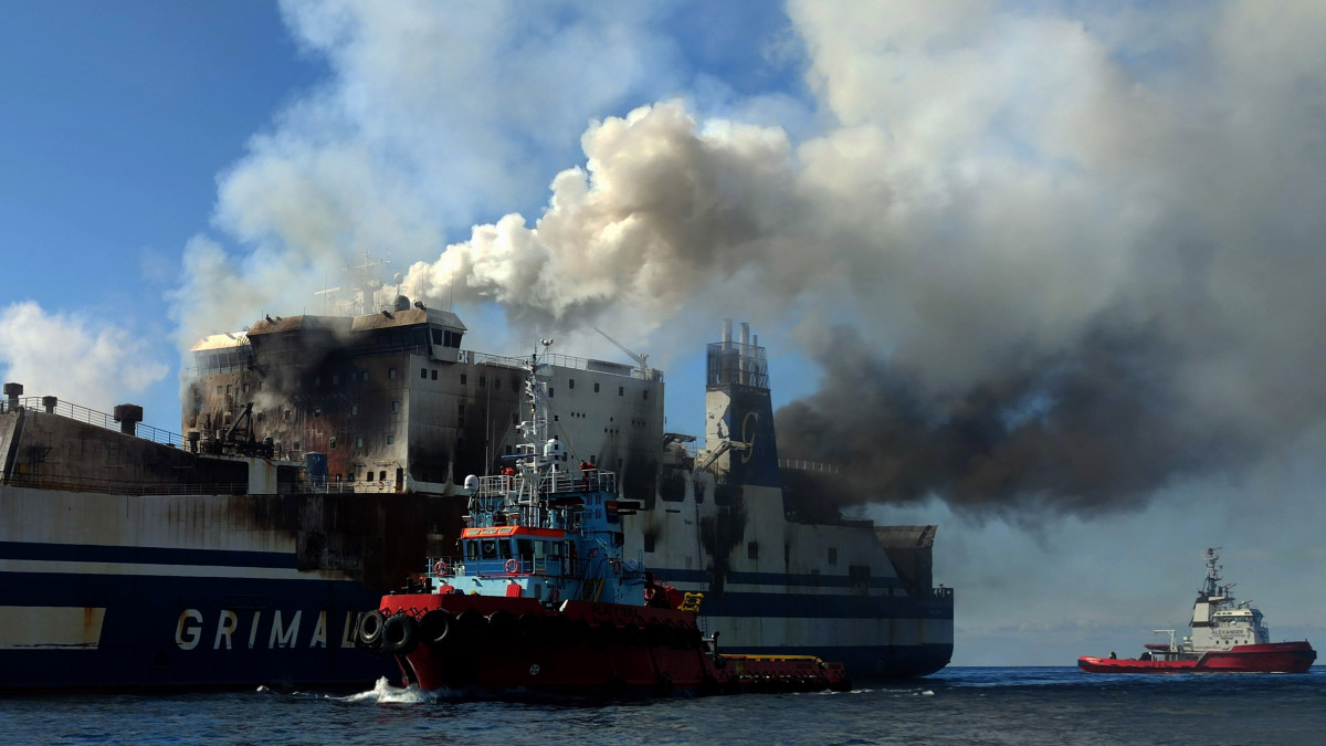 Tűzoltók küzdenek a lángok megfékezésén a Euroferry Olympia utasszállító hajón Korfu közelében 2022. február 19-én. Az olasz zászló alatt közlekedő hajó egy nappal korábban az északnyugat-görögországi Igumenica kikötőjéből tartott a kelet-olaszországi Brindisi felé, amikor tűz ütött ki a fedélzeten. Mintegy 300 utast sikerült a kikötőbe szállítani, de 12 embert továbbra sem találnak.